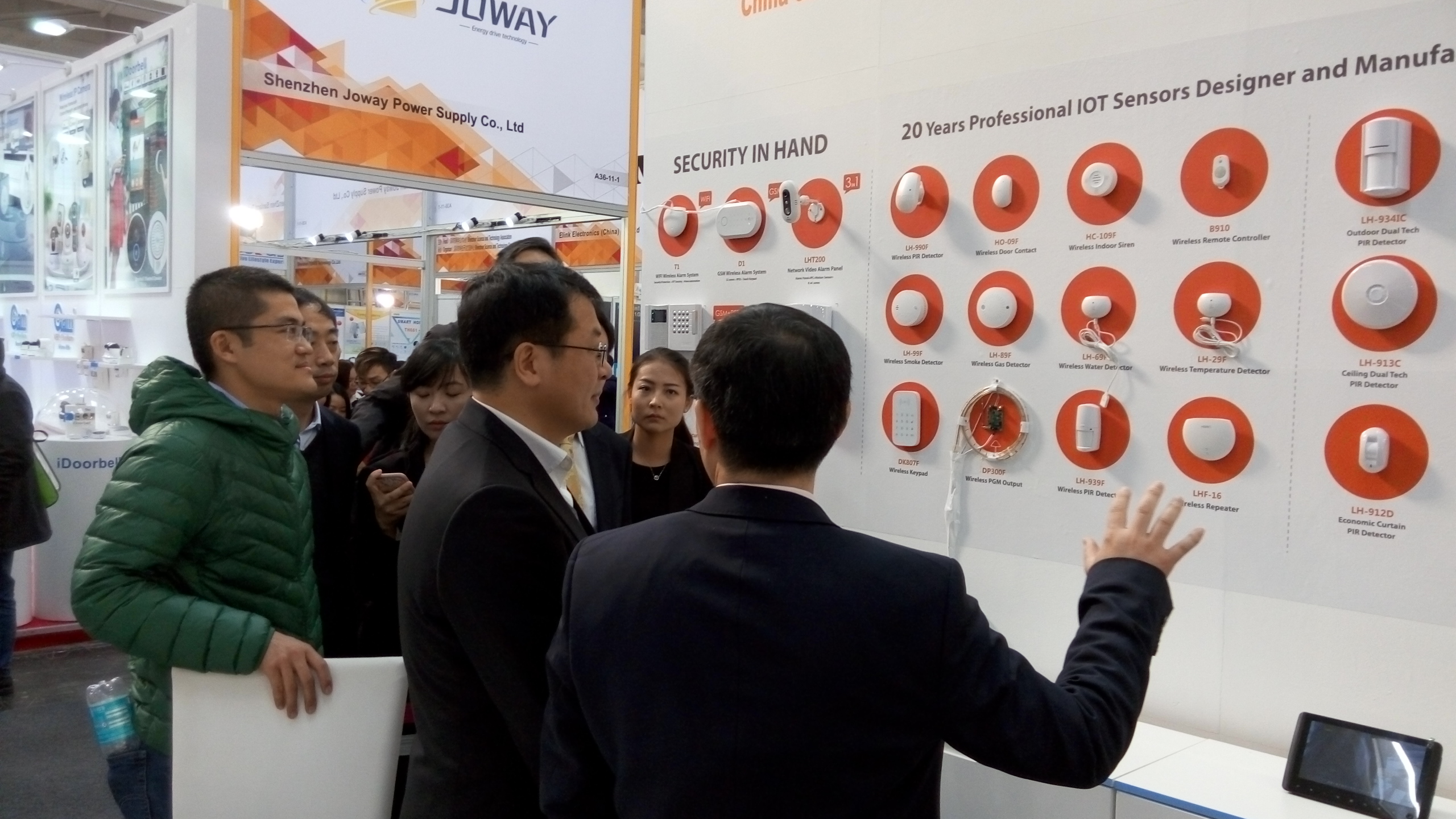 深圳市(shi)常務(wu)副市(shi)長(zhang)張虎參觀中(zhong)安(an)科(ke)股份CeBIT2016德(dé)國(guo)展(zhan)