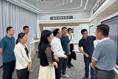 适老化改造(zao)成(cheng)果考察 | 蘇州市(shi)民(mín)政跼(ju)陳正峰跼(ju)長(zhang)一(yi)行領(ling)導(dao)莅臨中(zhong)安(an)科(ke)子(zi)公(gōng)司中(zhong)科(ke)智能(néng)考察指導(dao)