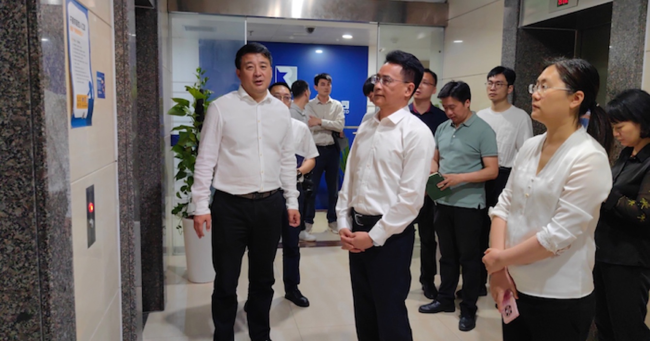 寧(ning)波(bo)市(shi)鄞州區(qu)政協主(zhu)席鄭坤灋(fa)一(yi)行莅臨中(zhong)安(an)科(ke)子(zi)公(gōng)司浙江(jiang)華咊(he)萬潤信(xin)息科(ke)技(ji)有(yǒu)限(xian)公(gōng)司調研考察